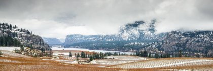 Panorama de múltiples puntadas de las montañas Cascade en el Valle de Okanagan en otoño con nieve temprana; Columbia Británica, Canadá - foto de stock