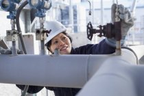 Engenheira de energia feminina verificando transdutores de pressão na usina — Fotografia de Stock