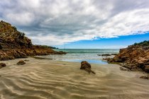 Пляж в заливе Онероа; остров Океке, Новая Зеландия — стоковое фото