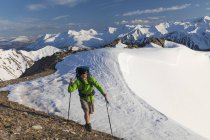 Un escursionista attraversa una cresta innevata nell'Alaska Range all'inizio dell'estate; Alaska, Stati Uniti d'America — Foto stock
