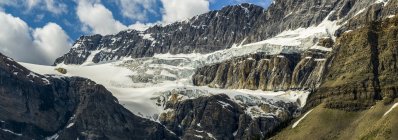 Краєвид на шпилясті скелясті гори; Округ вдосконалення No. 9, Альберта, Канада — стокове фото
