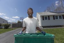 Homem com Síndrome de Williams a deitar fora o lixo — Fotografia de Stock