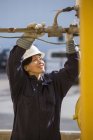 Женщина-энергетик проверяет датчики топливной линии на электростанции — стоковое фото