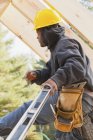 Carpenter using a level in house construction — Stock Photo