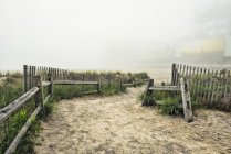 Condizioni nebbiose sulla spiaggia di Atlantic City; Atlantic City, New Jersey, Stati Uniti d'America — Foto stock