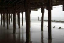 Туман и туман под детской площадкой Пир, пляж Атлантик-Сити; Атлантик-Сити, Нью-Джерси, Соединенные Штаты Америки — стоковое фото