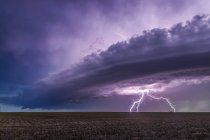Dramatische Gewitterwolken mit gegabelten Blitzen über Ackerland; Guymon, Oklahoma, Vereinigte Staaten von Amerika — Stockfoto