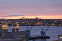 Kräne in einem Hafen mit einer Brücke im Hintergrund, Tobin Bridge, Boston Harbor, Boston, massachusetts, usa — Stockfoto