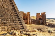 Pirámides en el Cementerio del Norte en Begarawiyah, que contiene 41 pirámides reales de los monarcas que gobernaron el Reino de Kush entre 250 aC y 320 CE; Meroe, Estado del Norte, Sudán - foto de stock