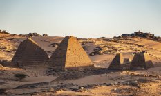 Pirámides en el cementerio norte de Begarawiyah, que contiene 41 pirámides reales de los monarcas, Meroe, Estado del norte, Sudán - foto de stock