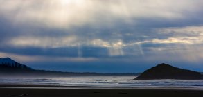 Лонг-Бич и Сжигательный Рок на острове Ванкувер на закате, заповедник Pacific Rim, Британская Колумбия, Канада — стоковое фото