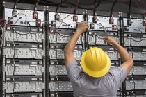 Ingenieur verbindet Energiespeicherbatterien zur Stromversorgung mit einem Elektrizitätswerk — Stockfoto