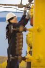 Ingegnere donna di potenza che controlla i sensori della linea di alimentazione presso la centrale elettrica — Foto stock