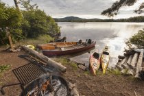 Island campsite with canoes and kayaks at the lakeside, Lake Umbagog, New Hampshire, USA — Stock Photo