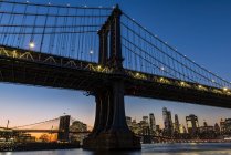 Manhattan Bridge at sunset, Brooklyn Bridge Park; Brooklyn, Nueva York, Estados Unidos de América - foto de stock