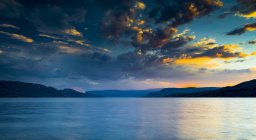 Vue panoramique sur le lac Okanagan au coucher du soleil ; Kelowna, Colombie-Britannique, Canada — Photo de stock