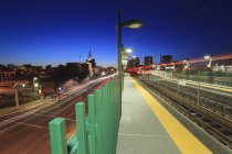 U-Bahn-Gleise und Autobahnen, die zu einem Museum, Hebelkreis, Museum der Wissenschaft, Boston, massachusetts, usa — Stockfoto