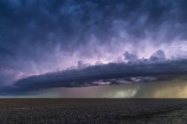 Dramáticas nubes de tormenta con rayos y lluvia sobre tierras de cultivo; Guymon, Oklahoma, Estados Unidos de América - foto de stock