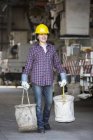 Energietechnikerin bereitet Planeimer in Werkstatt in der Nähe von Gerätewagen vor — Stockfoto