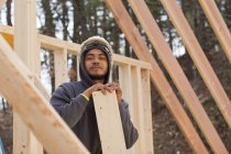 Retrato de un carpintero que revisa los trabajos de construcción de viviendas - foto de stock