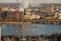 Vista de ángulo alto de una central eléctrica en la orilla del río, Cambridge, Charles River, Boston, Massachusetts, EE.UU. - foto de stock