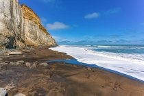 Strand und Klippen entlang der Küste der Südinsel Neuseeland mit Blick auf die Stewartinsel und die Westküste; Südinsel, Neuseeland — Stockfoto