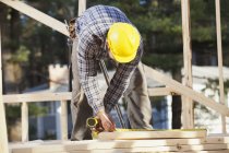 Tableros de medición de carpintero para la construcción de casas - foto de stock