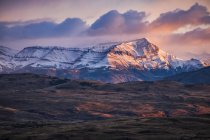 Le montagne che circondano e all'interno del Parco Nazionale Torres del Paine nel sud del Cile, prese qui all'alba; Torres del Paine, Cile — Foto stock