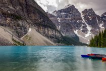 Agua turquesa de un lago tranquilo en las montañas Rocosas, Parque Nacional Jasper; Alberta, Canadá - foto de stock