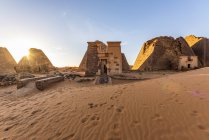 Pyramids and reconstructed chapel in the Northern Cemetery at Begarawiyah, Meroe, Northern State, Sudan — Stock Photo