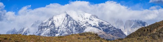 Горы, окружающие и входящие в состав национального парка Торрес-дель-Пайне на юге Чили; Торрес-дель-Пайне, Чили — стоковое фото