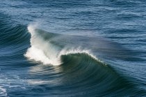 Vista panoramica di enorme onda schiumosa nell'oceano — Foto stock