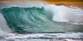 Мальовничий вид на величезну пінисту хвилю в океані — стокове фото