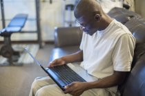 Человек с синдромом Уильямса работает за компьютером — стоковое фото