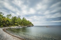 Tranquillo Lago Superiore e una spiaggia rocciosa; Ontario, Canada — Foto stock