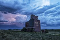 Weathered grain elevator on the prairies; Saskatchewan, Canada — Stock Photo