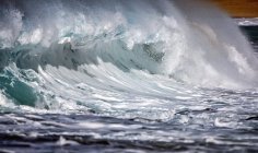 Vue panoramique d'une énorme vague mousseuse dans l'océan — Photo de stock