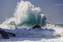 Malerischer Blick auf riesige schäumende Welle im Ozean — Stockfoto