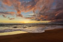 Живописный вид на захватывающий пейзаж на пляже Фааа, Кауаи, Гавайи, США — стоковое фото
