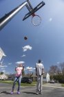 Mann mit Williams-Syndrom spielt Basketball mit seiner Schwester — Stockfoto