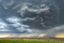 Nuvens de tempestade dramáticas durante uma tempestade nas pradarias; Val Marie, Saskatchewan, Canadá — Fotografia de Stock
