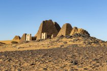 Pyramiden auf dem Nordfriedhof von Begarawiyah mit 41 Königspyramiden der Monarchen, die das Königreich am Hindukusch zwischen 250 v. Chr. und 320 n. Chr. regierten; Meroe, Nordstaat, Sudan — Stockfoto