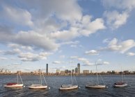 Veleros con ciudad en el paseo marítimo, Charles River, Back Bay, Boston, Massachusetts, EE.UU. - foto de stock
