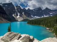 Lago Moraine, Parque Nacional Banff; Alberta, Canadá - foto de stock