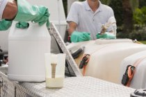 Técnicos de control de plagas mezclando químicos en tanque químico en camión de servicio - foto de stock