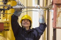Ingegnere donna di potenza che controlla i sensori della linea di alimentazione presso la centrale elettrica — Foto stock