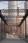 Passerelle en fer dans une ville, Northern Avenue Bridge, Fort Point Channel, Boston, Massachusetts, USA — Photo de stock