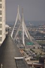 Подвесной мост в городе, Леонард П. Заким Банкер Хилл Бридж, здание Муки и зерновой биржи, Бостон, Массачусетс, США — стоковое фото