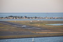 Avion circulant à l'aéroport Logan, Winthrop, Boston, Massachusetts, USA — Photo de stock
