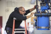 Männlicher erwachsener Ingenieur in Wasseraufbereitungsanlage — Stockfoto